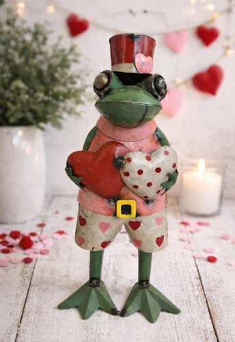 FREDDY FROG HOLDING HEARTS *NEW* AVAIL DEC 2026